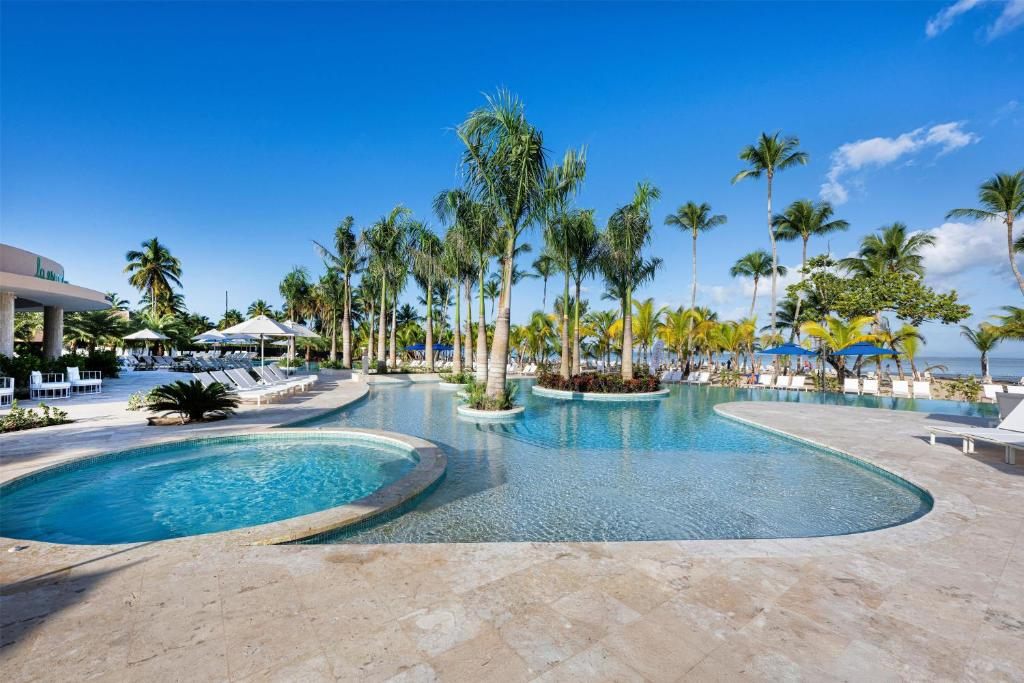 Piscina con palmeras